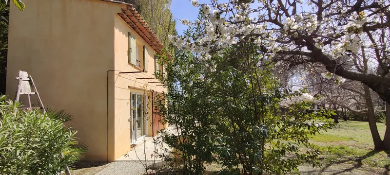 Côté du Mazet bordé de végétation avec vue sur la pelouse