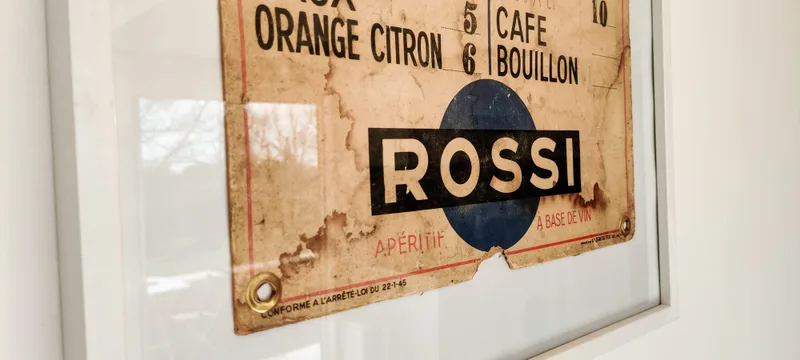 Affiche décorative ancienne Martini & Rossi encadrée sur un mur du Mazet